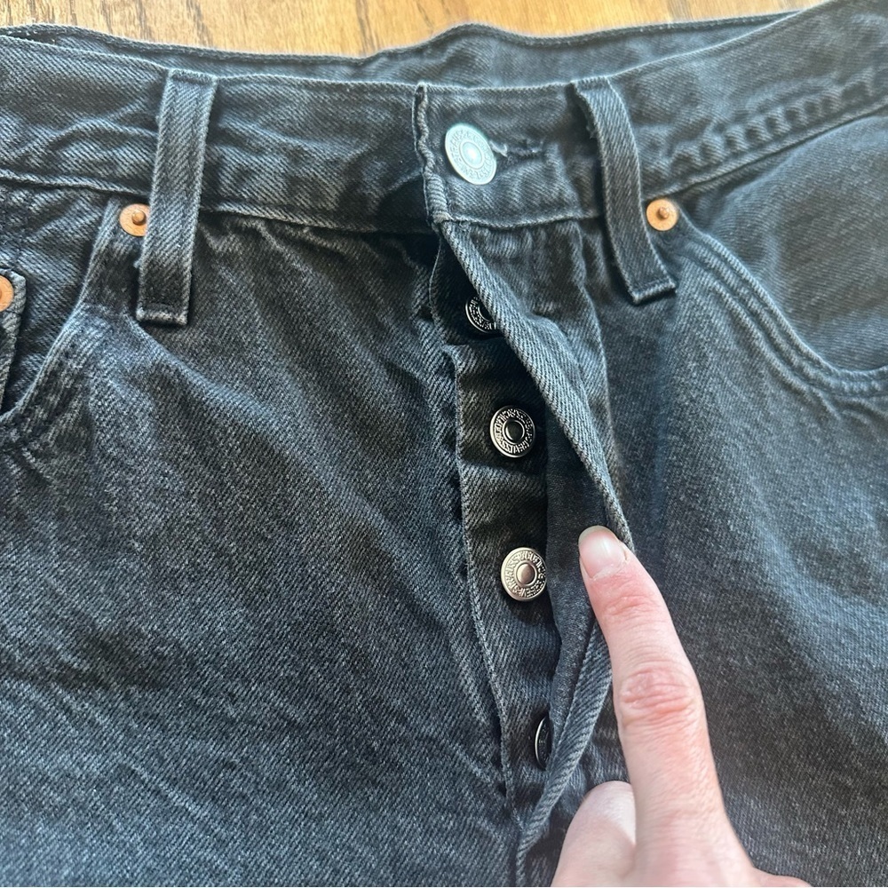 Levi 501 Jean Cut Off Shorts Raw Hem Button Fly Black Denim Size 30 Women’s - Picture 2 of 12